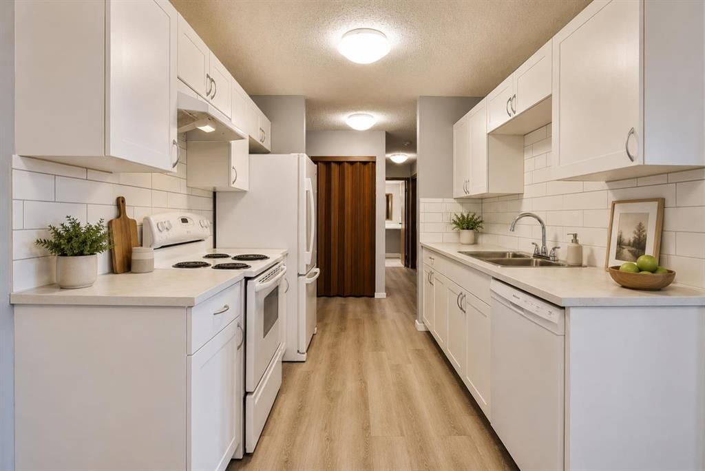 308-85 Foxbend Crescent North, Lethbridge, AB - Indoor Photo Showing Kitchen With Double Sink