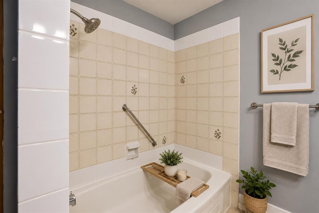 308-85 Foxbend Crescent North, Lethbridge, AB - Indoor Photo Showing Bathroom