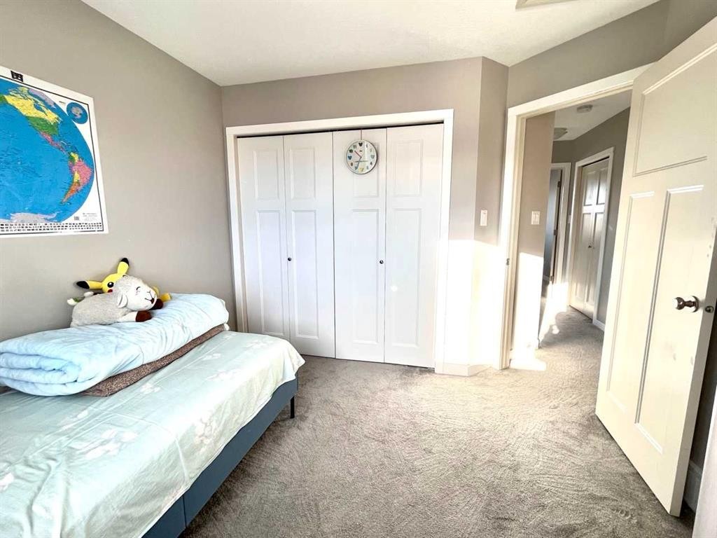 146 Silkstone Road West, Lethbridge, AB - Indoor Photo Showing Bedroom