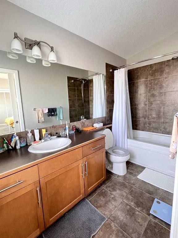 146 Silkstone Road West, Lethbridge, AB - Indoor Photo Showing Bathroom
