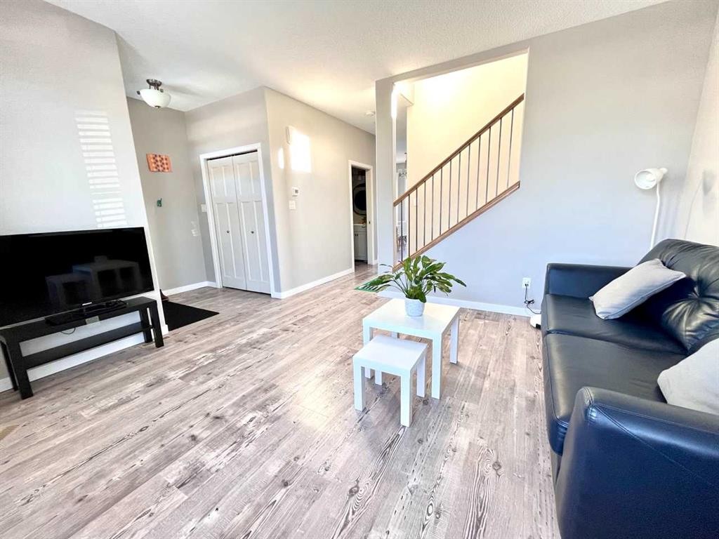 146 Silkstone Road West, Lethbridge, AB - Indoor Photo Showing Living Room
