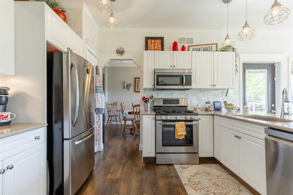 325 8 Avenue, Granum, AB - Indoor Photo Showing Kitchen