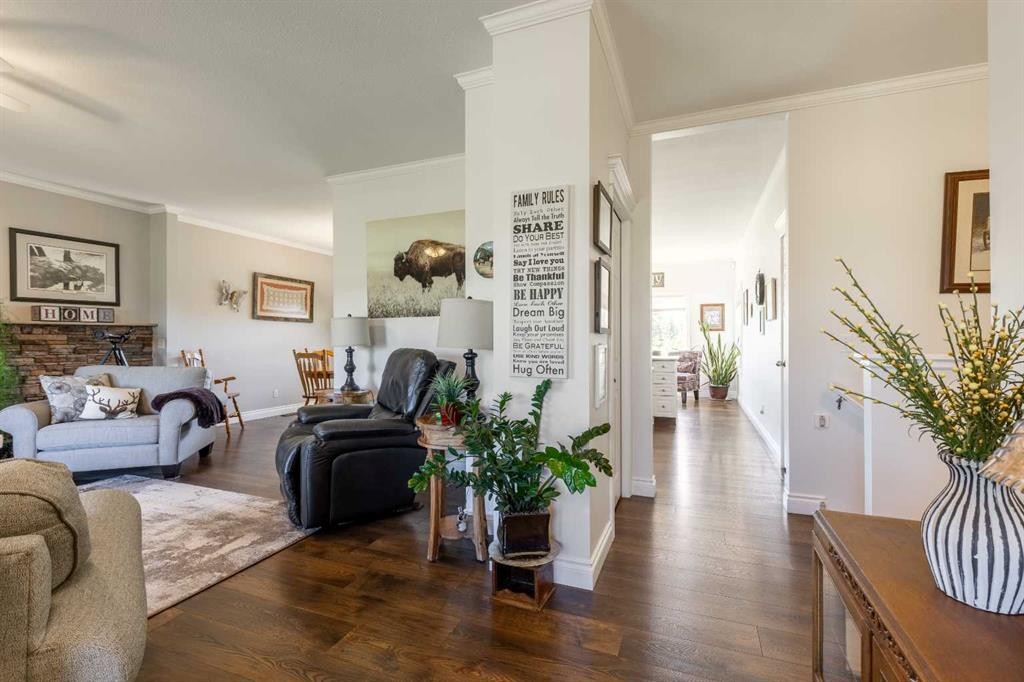 325 8 Avenue, Granum, AB - Indoor Photo Showing Living Room