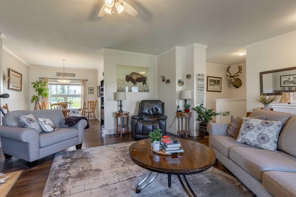 325 8 Avenue, Granum, AB - Indoor Photo Showing Living Room