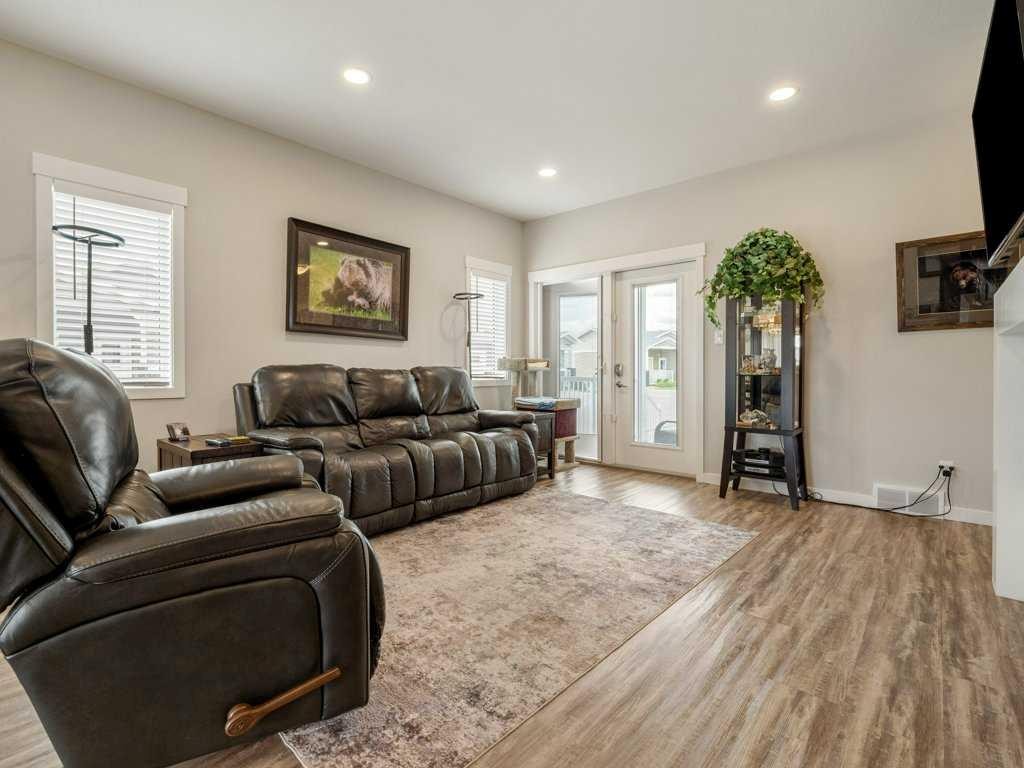 1-322 Northlander Bend West, Lethbridge, AB - Indoor Photo Showing Living Room