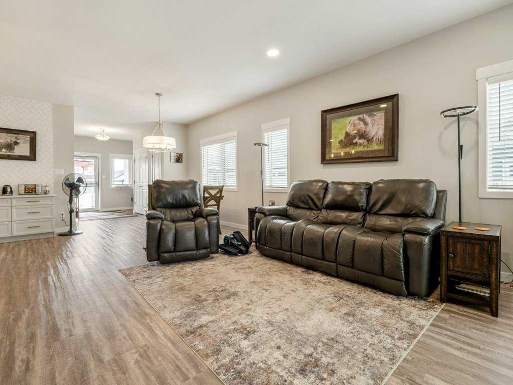 1-322 Northlander Bend West, Lethbridge, AB - Indoor Photo Showing Living Room