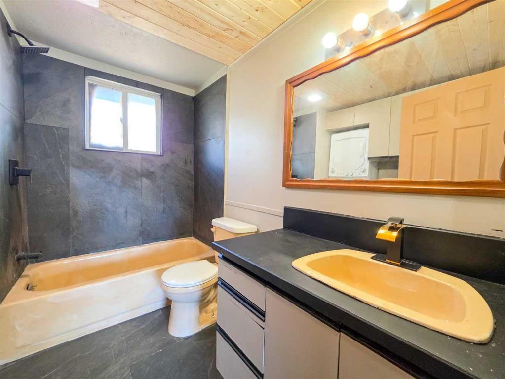 6726 17 Avenue, Coleman, AB - Indoor Photo Showing Bathroom