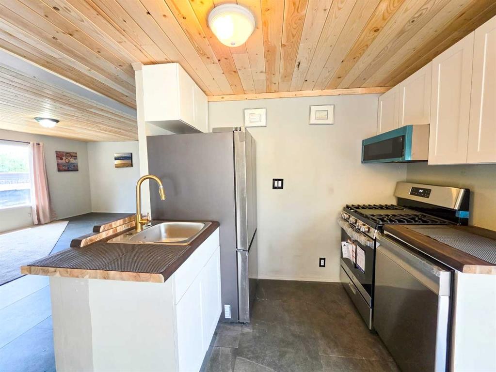 6726 17 Avenue, Coleman, AB - Indoor Photo Showing Kitchen