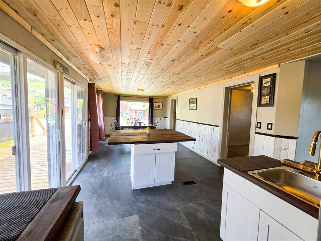 6726 17 Avenue, Coleman, AB - Indoor Photo Showing Kitchen