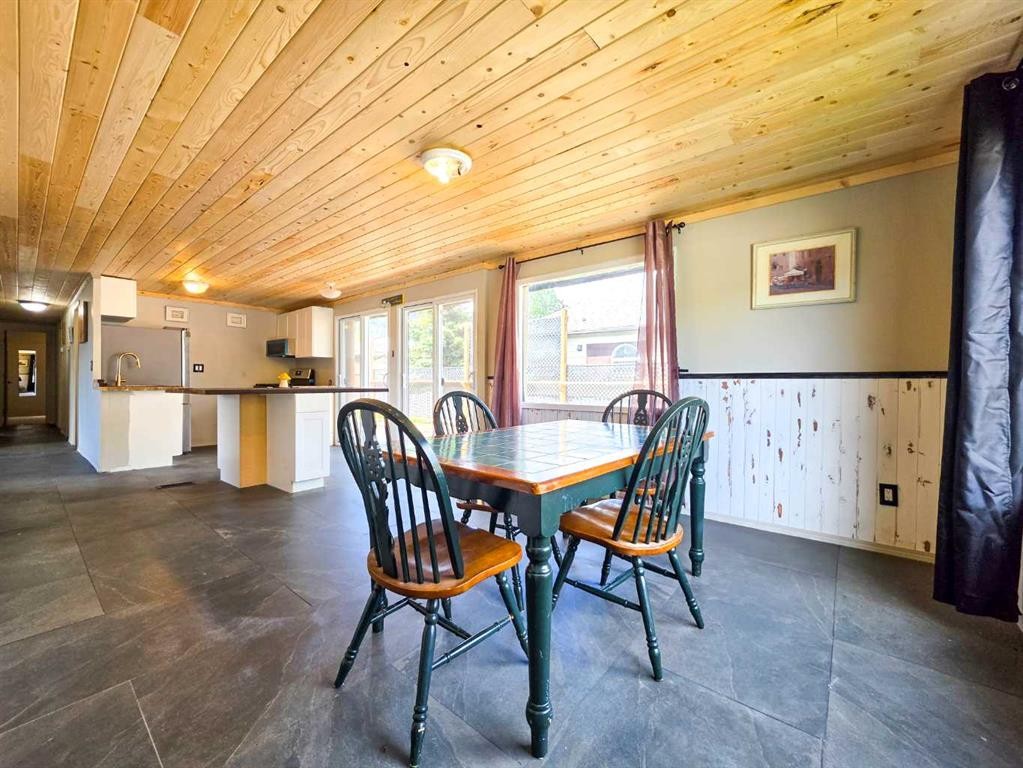 6726 17 Avenue, Coleman, AB - Indoor Photo Showing Dining Room