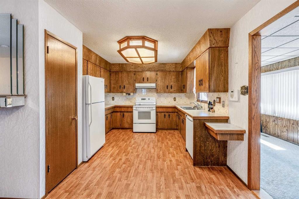 47 Ryerson Road West, Lethbridge, AB - Indoor Photo Showing Kitchen