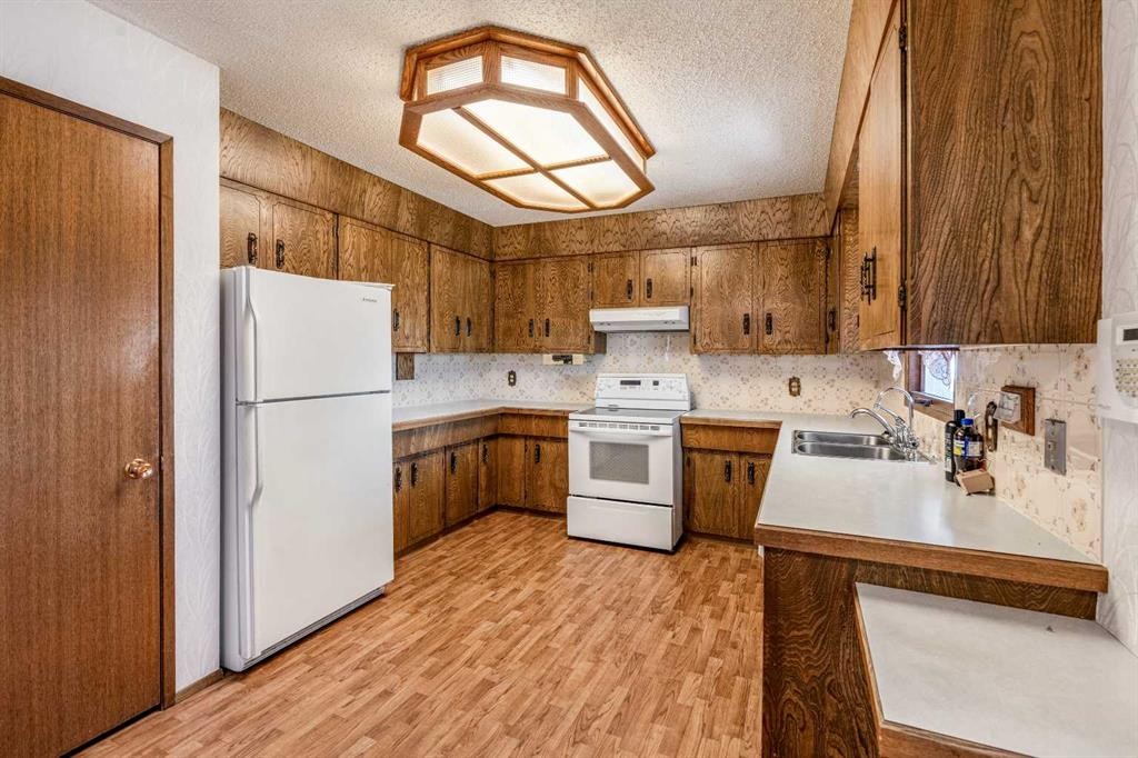 47 Ryerson Road West, Lethbridge, AB - Indoor Photo Showing Kitchen With Double Sink
