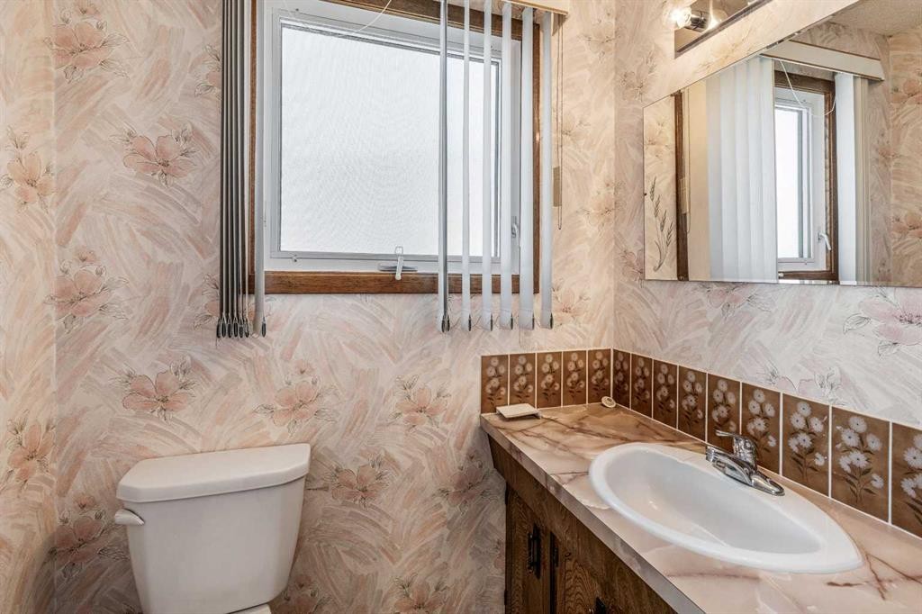 47 Ryerson Road West, Lethbridge, AB - Indoor Photo Showing Bathroom