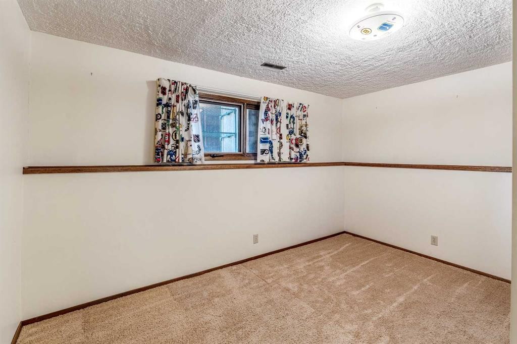 47 Ryerson Road West, Lethbridge, AB - Indoor Photo Showing Other Room