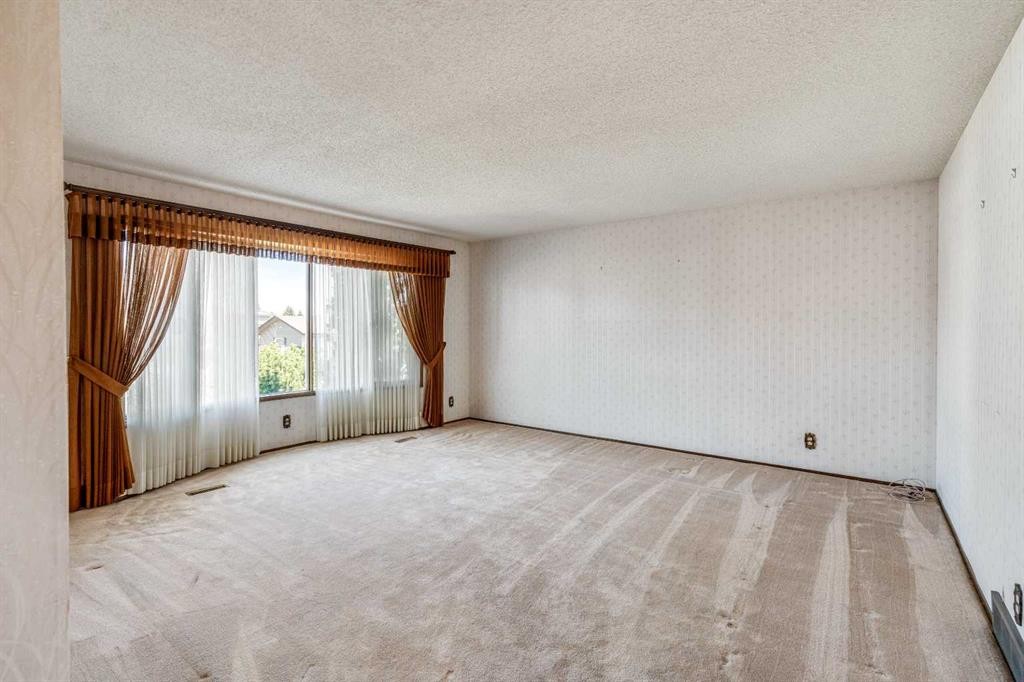 47 Ryerson Road West, Lethbridge, AB - Indoor Photo Showing Other Room