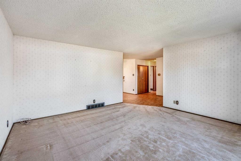 47 Ryerson Road West, Lethbridge, AB - Indoor Photo Showing Other Room
