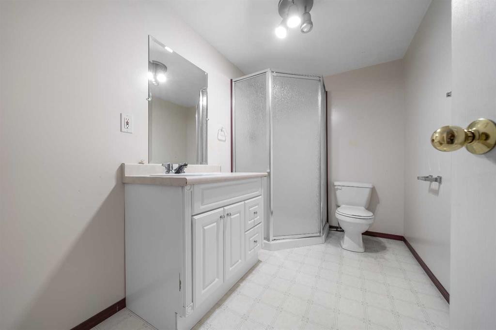 5205 55 Street, Taber, AB - Indoor Photo Showing Bathroom