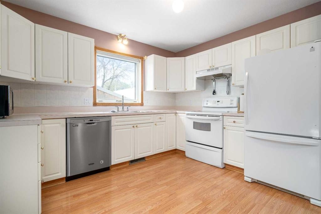 5205 55 Street, Taber, AB - Indoor Photo Showing Kitchen