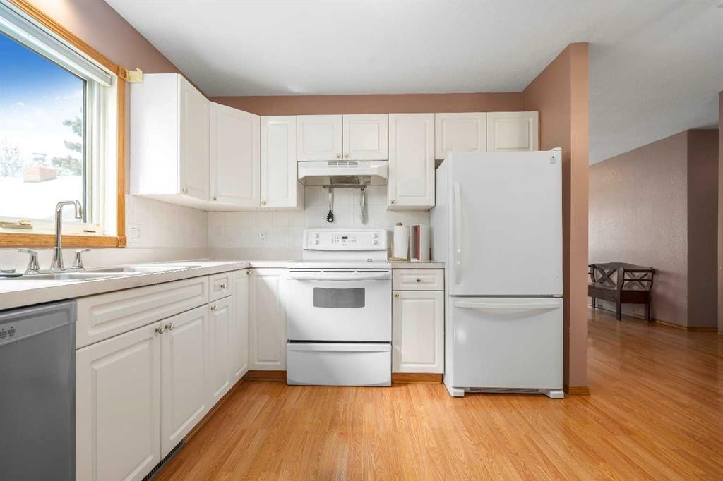 5205 55 Street, Taber, AB - Indoor Photo Showing Kitchen With Double Sink