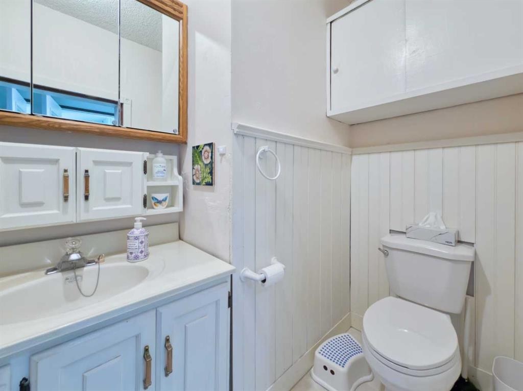 22830 6 Avenue, Hillcrest, AB - Indoor Photo Showing Bathroom