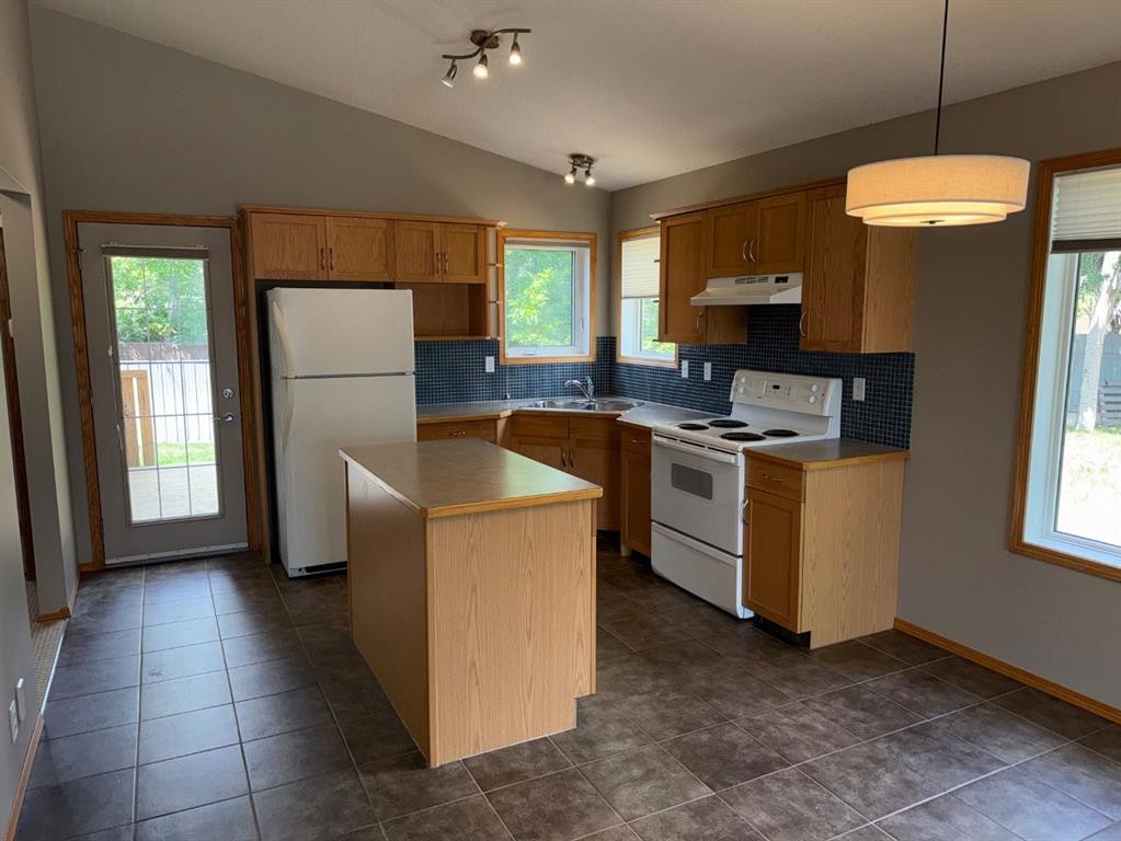 40 Micmac Court West, Lethbridge, AB
