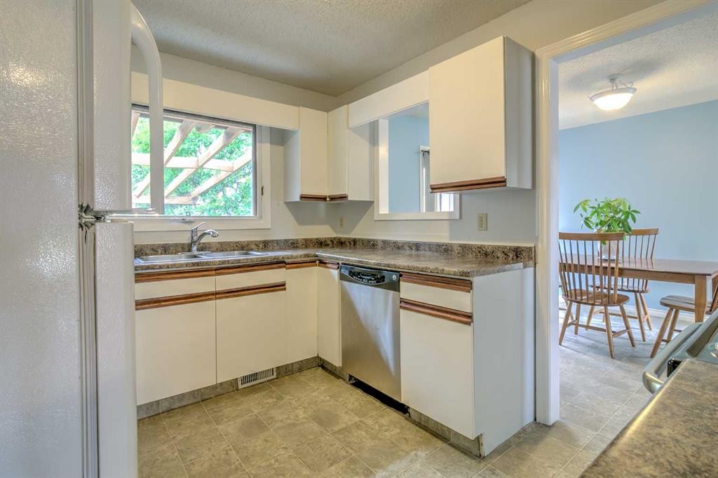 84 Erminedale Boulevard North, Lethbridge, AB