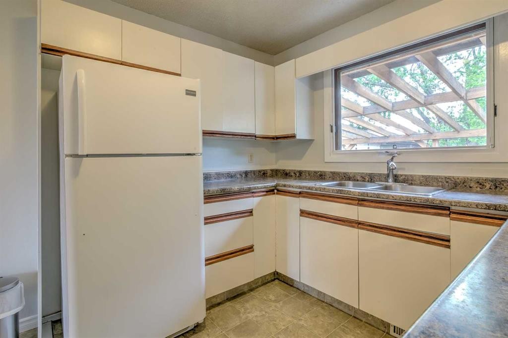 84 Erminedale Boulevard North, Lethbridge, AB