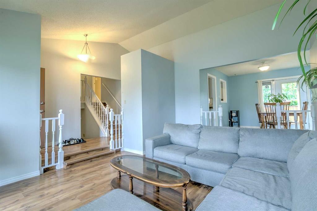 84 Erminedale Boulevard North, Lethbridge, AB