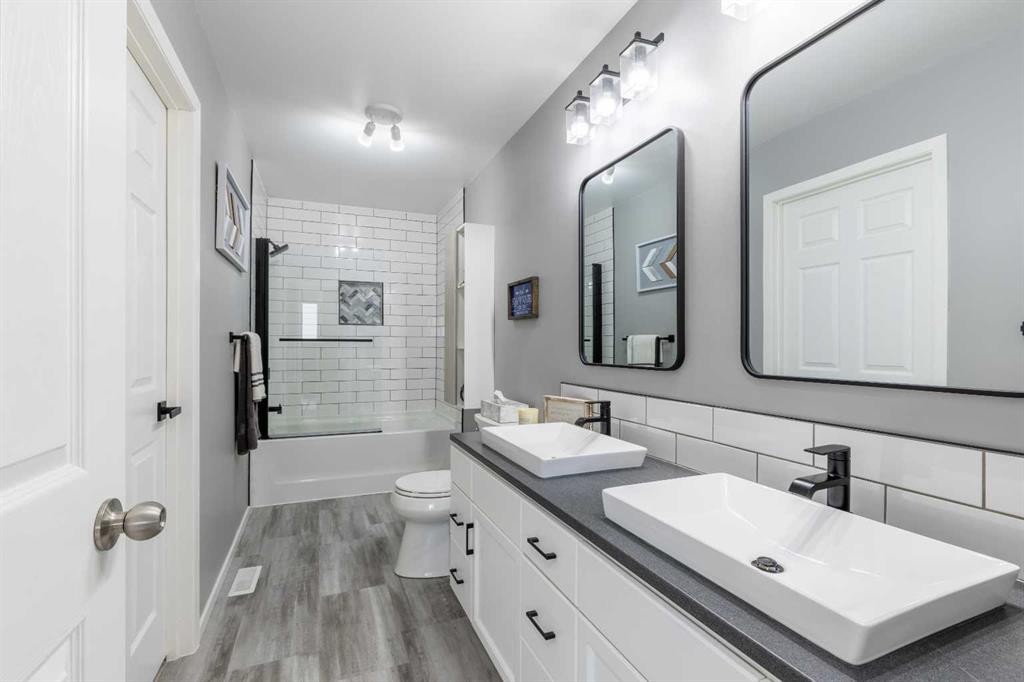 130 Chippewa Crescent West, Lethbridge, AB - Indoor Photo Showing Bathroom