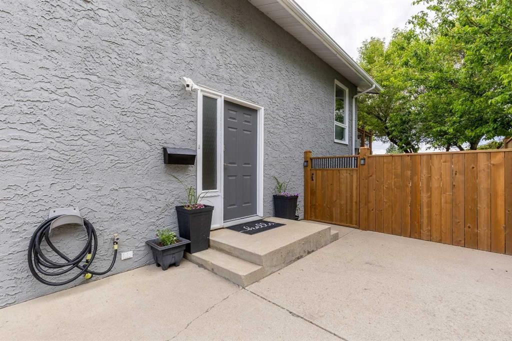 130 Chippewa Crescent West, Lethbridge, AB - Outdoor With Exterior