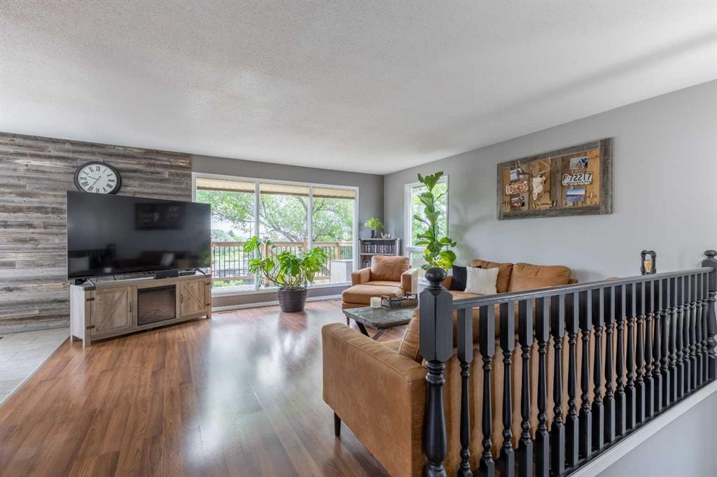 130 Chippewa Crescent West, Lethbridge, AB - Indoor Photo Showing Living Room