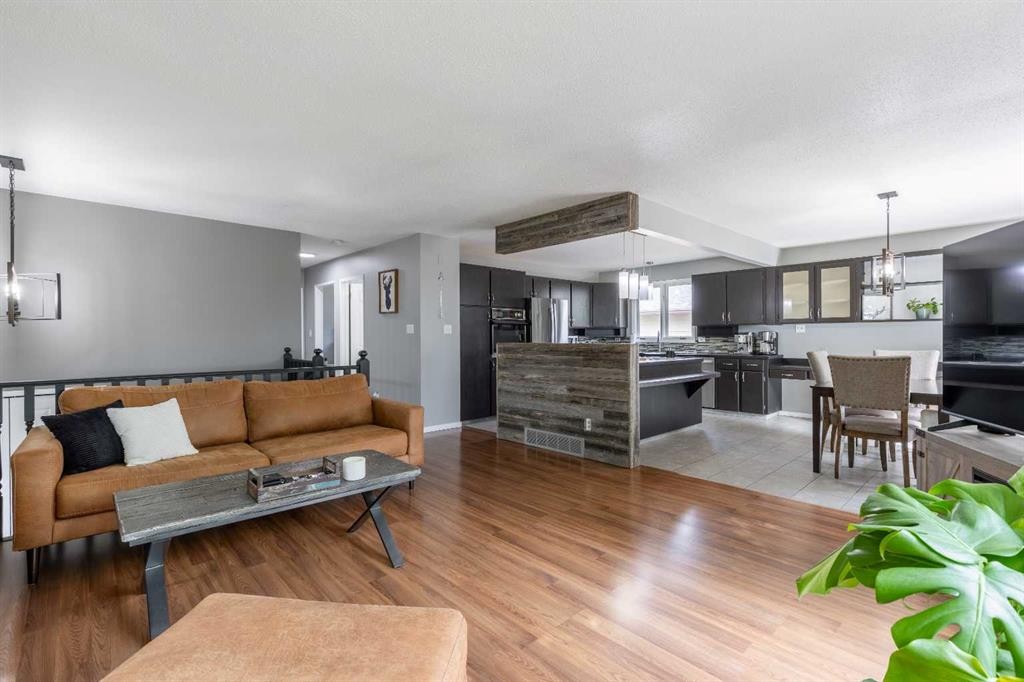 130 Chippewa Crescent West, Lethbridge, AB - Indoor Photo Showing Living Room