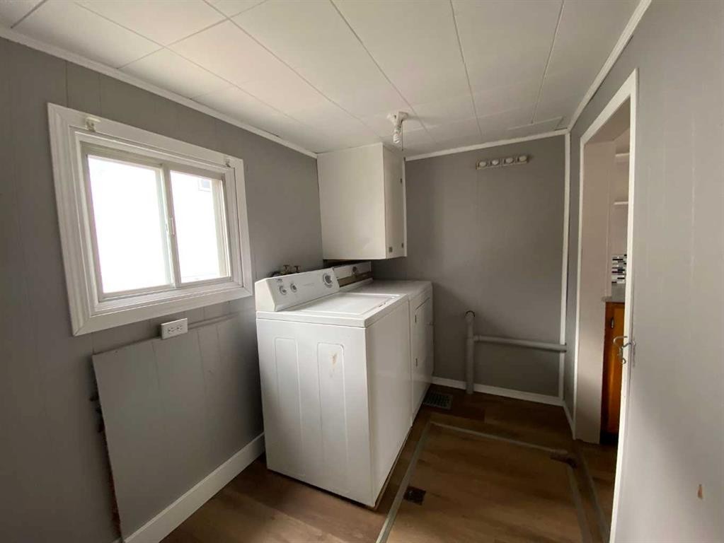 705 227 Street, Hillcrest, AB - Indoor Photo Showing Laundry Room