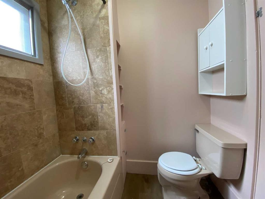 705 227 Street, Hillcrest, AB - Indoor Photo Showing Bathroom