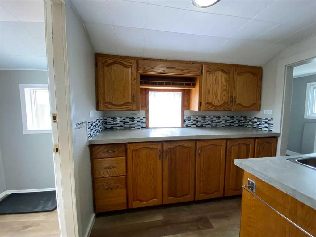 705 227 Street, Hillcrest, AB - Indoor Photo Showing Kitchen