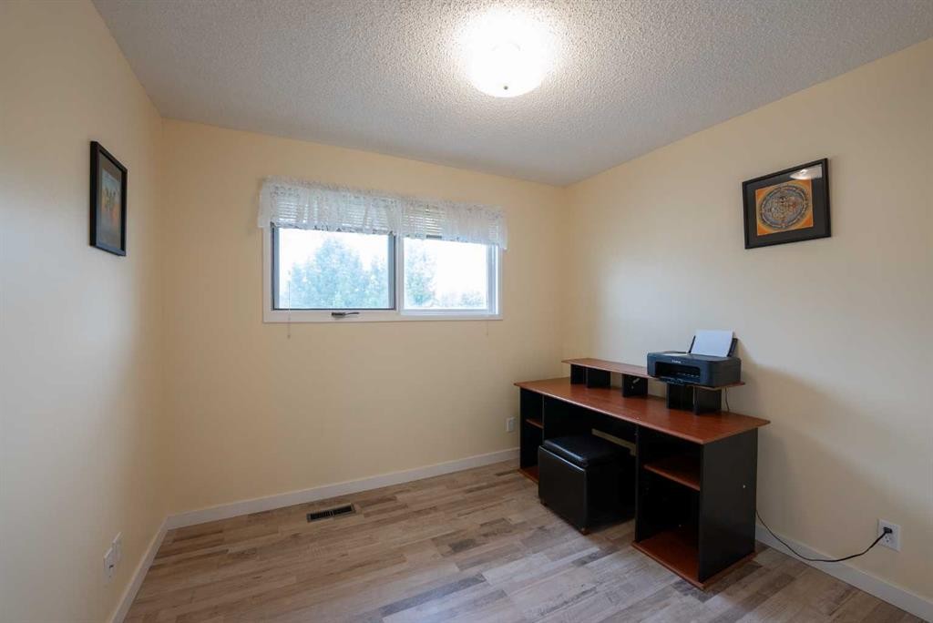 23 Selkirk Road West, Lethbridge, AB