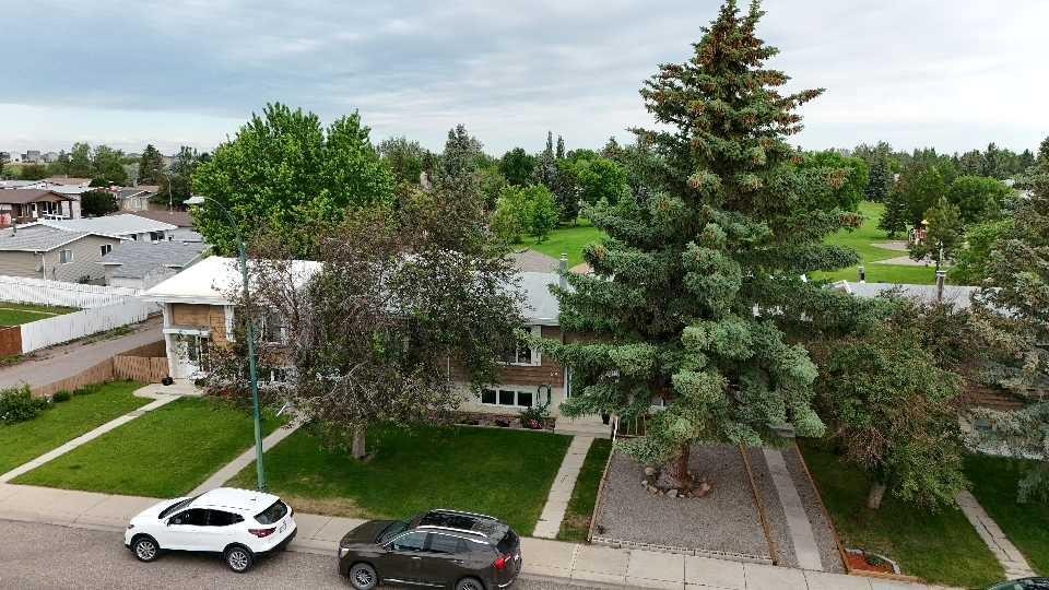 23 Selkirk Road West, Lethbridge, AB