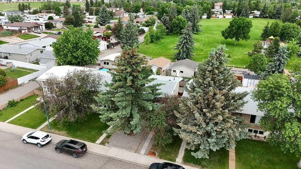 23 Selkirk Road West, Lethbridge, AB