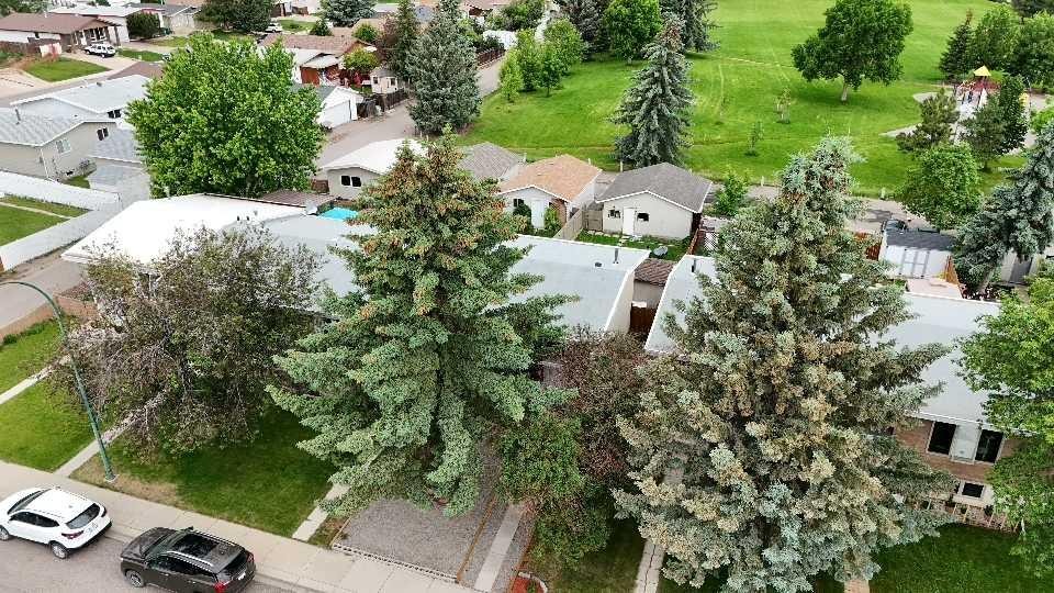 23 Selkirk Road West, Lethbridge, AB