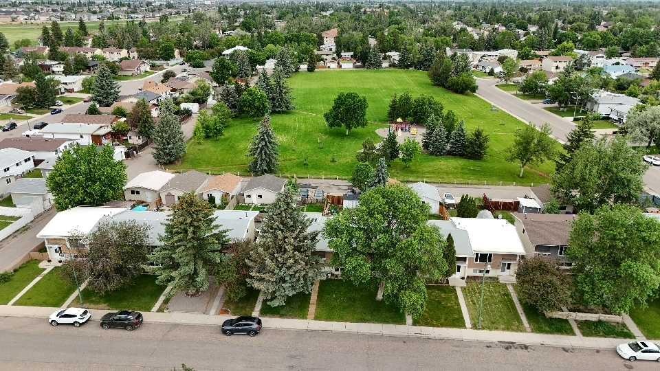 23 Selkirk Road West, Lethbridge, AB