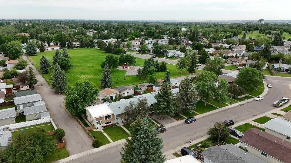 23 Selkirk Road West, Lethbridge, AB