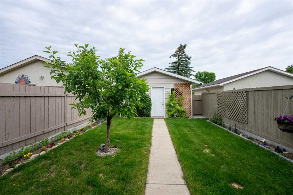 23 Selkirk Road West, Lethbridge, AB