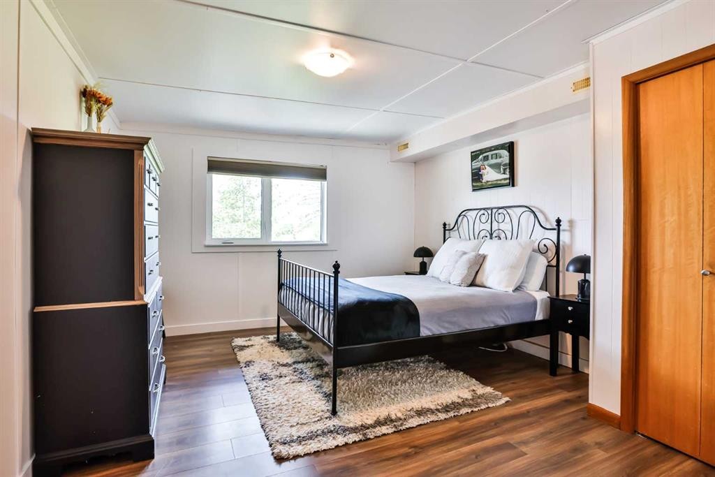 315 55 Avenue, Coalhurst, AB - Indoor Photo Showing Bedroom