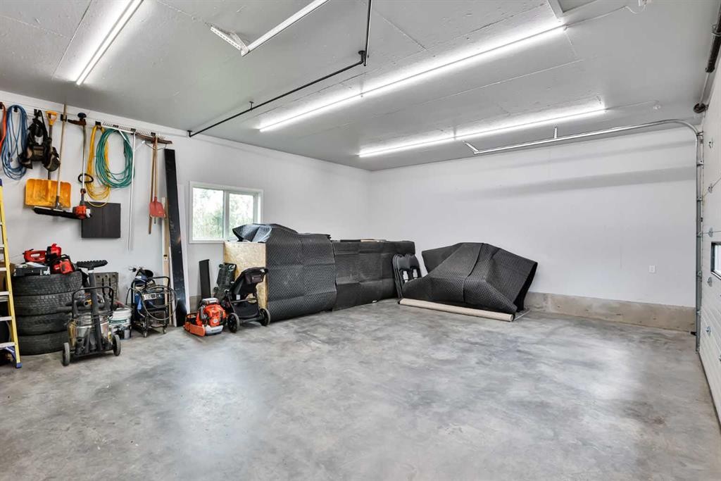 315 55 Avenue, Coalhurst, AB - Indoor Photo Showing Garage