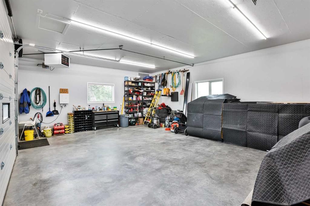 315 55 Avenue, Coalhurst, AB - Indoor Photo Showing Garage