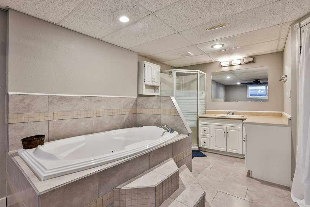 5217 38 Avenue, Taber, AB - Indoor Photo Showing Bathroom