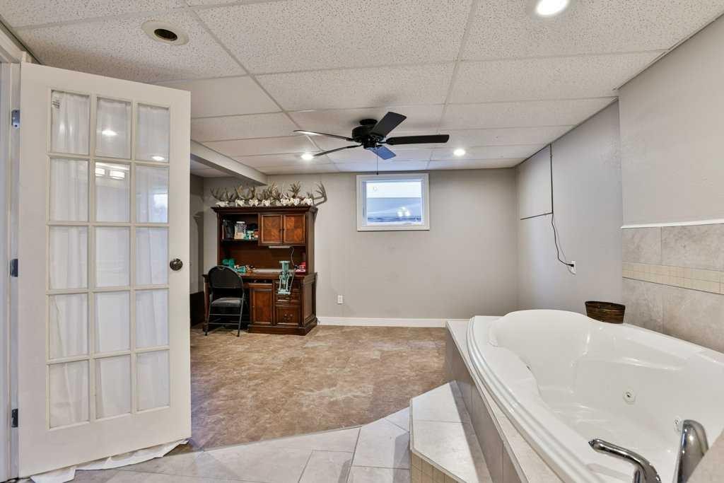 5217 38 Avenue, Taber, AB - Indoor