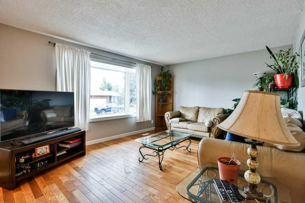 5217 38 Avenue, Taber, AB - Indoor Photo Showing Living Room