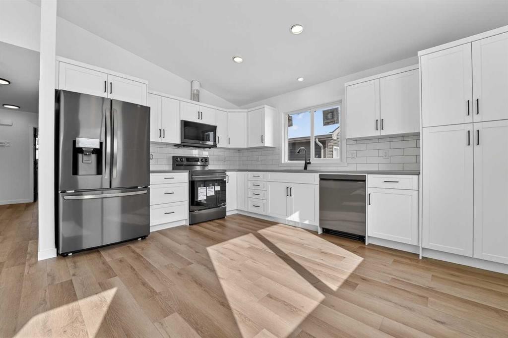 4605 7 Street, Coalhurst, AB - Indoor Photo Showing Kitchen With Stainless Steel Kitchen With Upgraded Kitchen