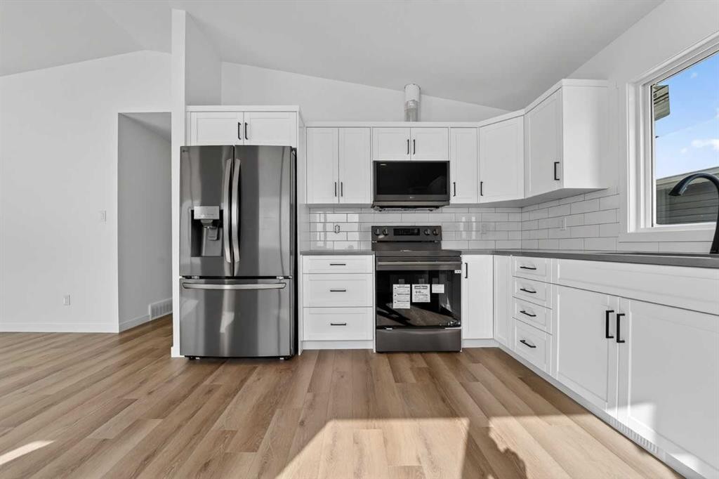 4605 7 Street, Coalhurst, AB - Indoor Photo Showing Kitchen With Stainless Steel Kitchen